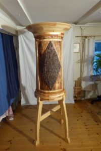 Materialet till det här skåpet tog jag vara på för 15 år sedan då jag högg i min skog. Jag tänkte att detta kan nog bli ett skåp. Det tog 15 år men nu är det klart.